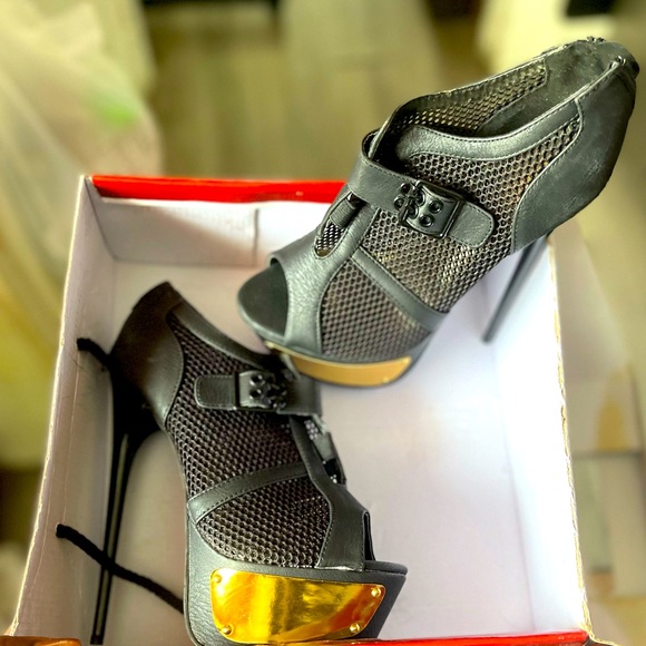 Black and Gold Heels - Picture 1 of 1